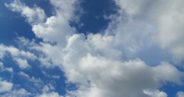 Mavi gökyüzü ile bulutlar timelapse. Mavi gökyüzü beyaz büyük bulut