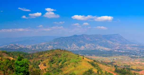 Landscapse 山的风景在晴朗的天空考 寇哥法赛莫苏艾区 碧差汶省 — 图库视频影像