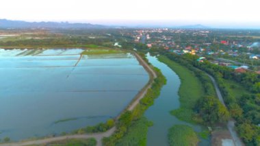 Şehrin üzerinde uçan insansız hava aracının klibi ve Tayland kırsalındaki pirinç tarlalarını su basmış..