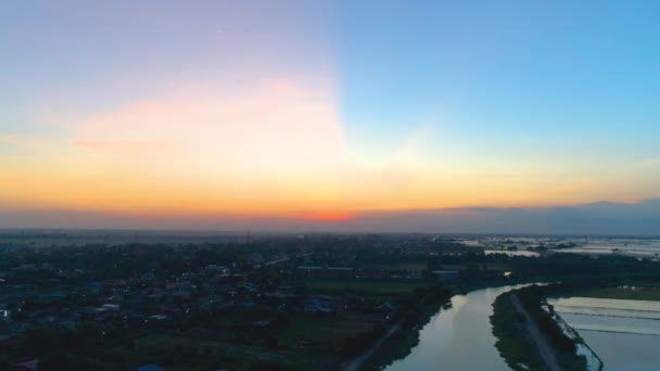 Tayland Kırsal Kesimindeki Bir Köyde Uçan Dronun Klibi Güneş Batımı — Stok video