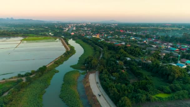 Ovanifrån Flygfoto Från Flygande Drönare Över Staden Och Översvämmade Risfält — Stockvideo
