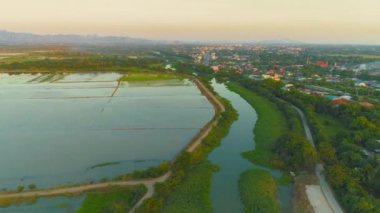 Şehrin üzerinde uçan insansız hava aracının klibi ve Tayland kırsalındaki pirinç tarlalarını su basmış..