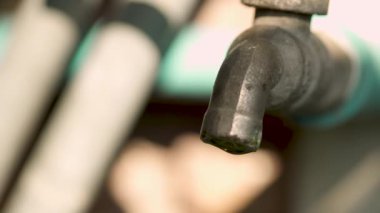 Musluktan su damlıyor, musluk suyu sızdırıyor..