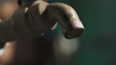 Musluktan su damlıyor, musluk suyu sızdırıyor..