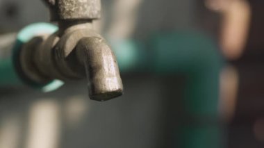 Musluktan su damlıyor, musluk suyu sızdırıyor..