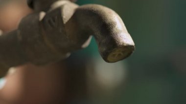 Musluktan su damlıyor, musluk suyu sızdırıyor..