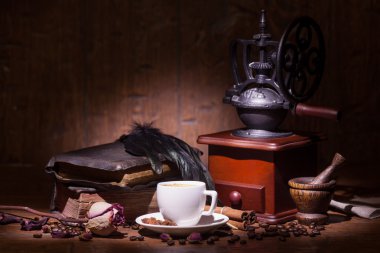 Fincan kahve, Kuru gül ve taşlama tezgahı