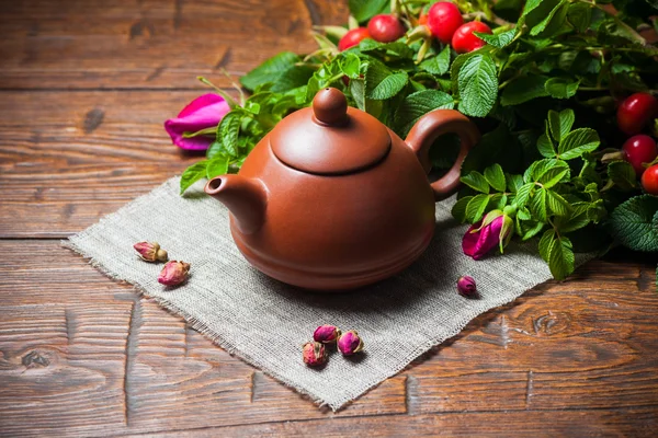 Té saludable con un escaramujo en la mesa de madera — Foto de Stock