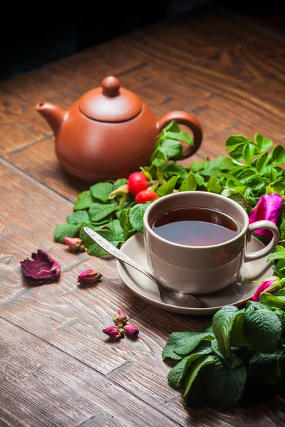 Té saludable con un escaramujo en la mesa de madera —  Fotos de Stock