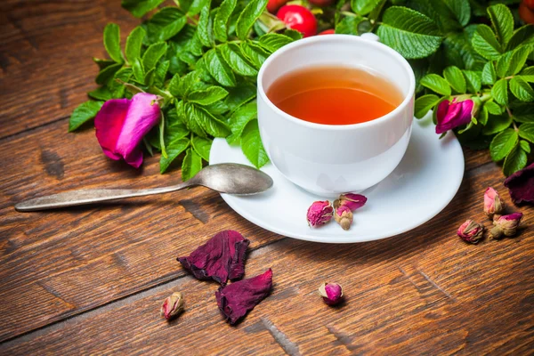 Tè sano con un dogrose sul tavolo di legno — Foto Stock