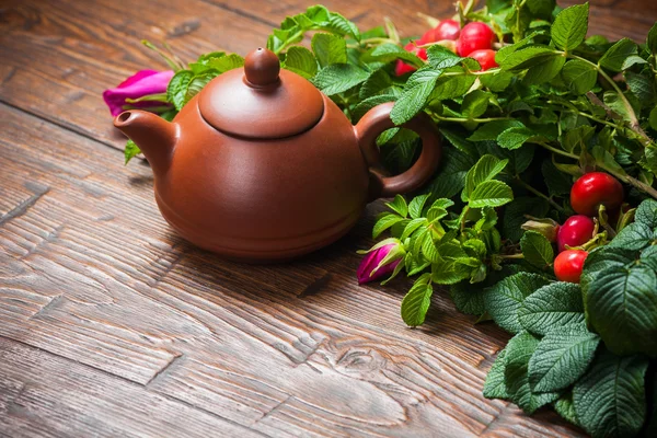 Υγιή τσάι με ένα τριαντάφυλλο στο ξύλινο τραπέζι — Φωτογραφία Αρχείου