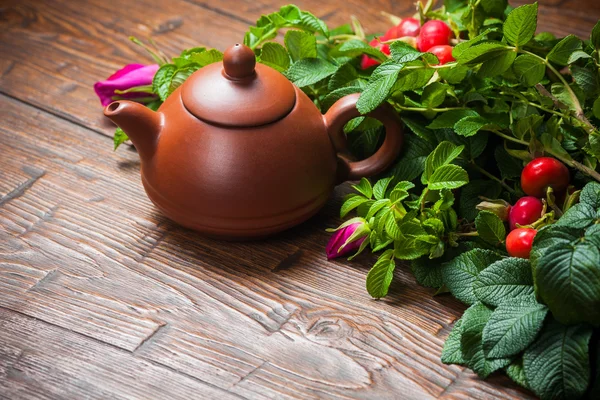 Té saludable con un escaramujo en la mesa de madera — Foto de Stock