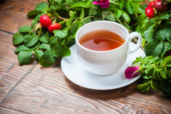 Здоровий чай з шипшиною на дерев'яному столі — стокове фото