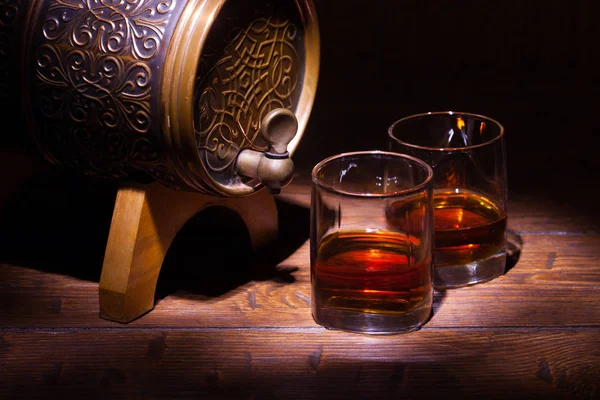 Vasos de whisky y barril pequeño sobre mesa de madera —  Fotos de Stock