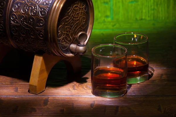 Glasögon av whisky och små fat på träbord — Stockfoto