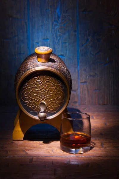 Verre de whisky et petit tonneau sur table en bois — Photo