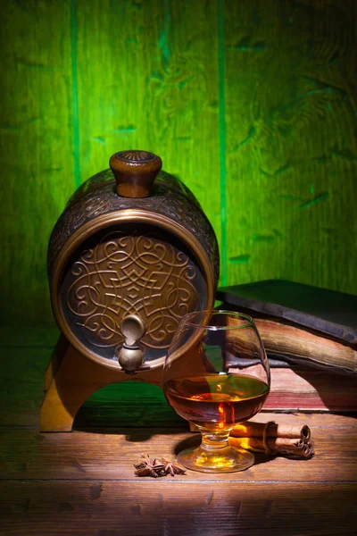 Glasögon av whiskey, spicery, böcker och små fat — Stockfoto