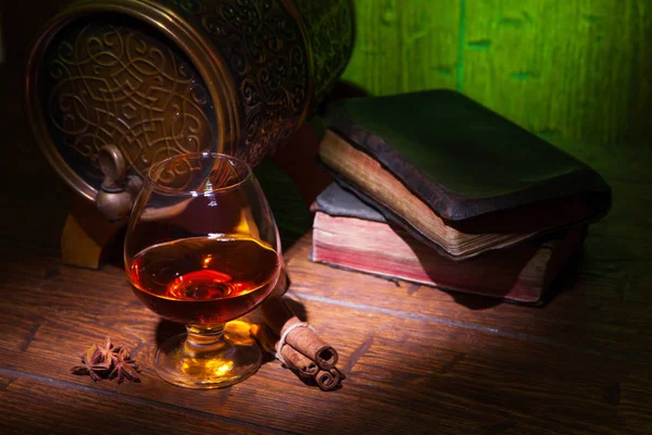 Glasögon av whiskey, spicery, böcker och små fat — Stockfoto