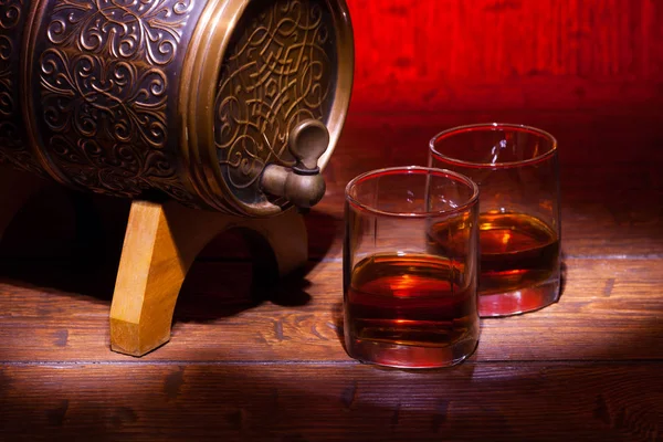 Vasos de whisky y barril pequeño sobre mesa de madera —  Fotos de Stock