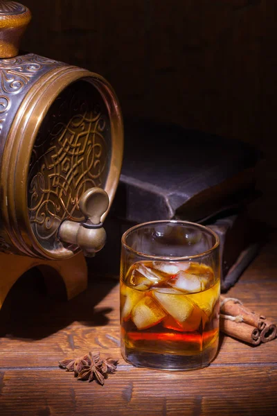 Glasögon av whiskey, spicery, böcker och små fat — Stockfoto