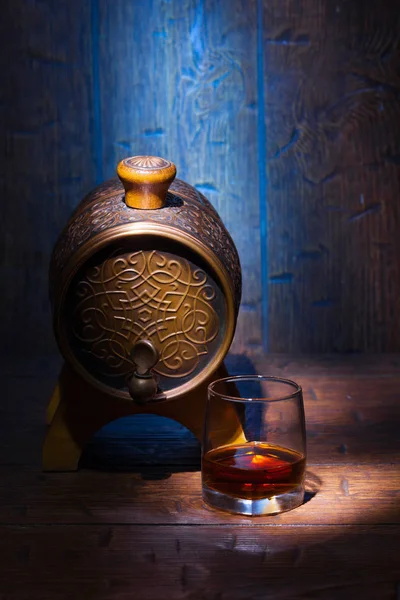 Bicchiere di whisky e barilotto su tavolo di legno — Foto Stock
