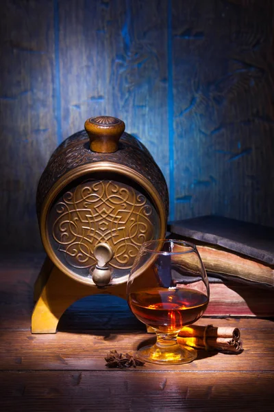 Bicchieri di whisky, spezie, libri e barilotto — Foto Stock