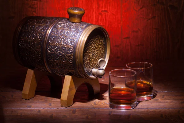 Glasögon av whisky och små fat på träbord — Stockfoto