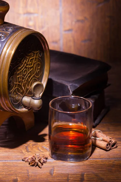 Glasses of whiskey, spicery, books and small barrel — Stock Photo, Image