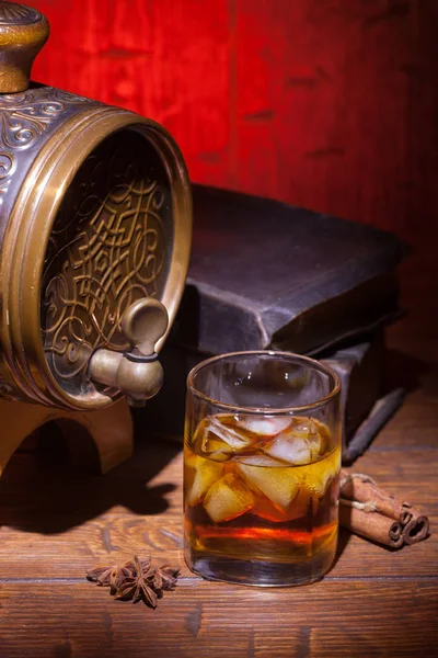 Glasögon av whiskey, spicery, böcker och små fat — Stockfoto