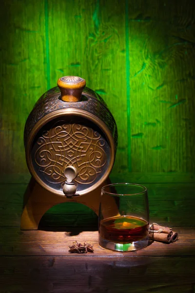 Glasögon av whisky, spicery och små fat — Stockfoto