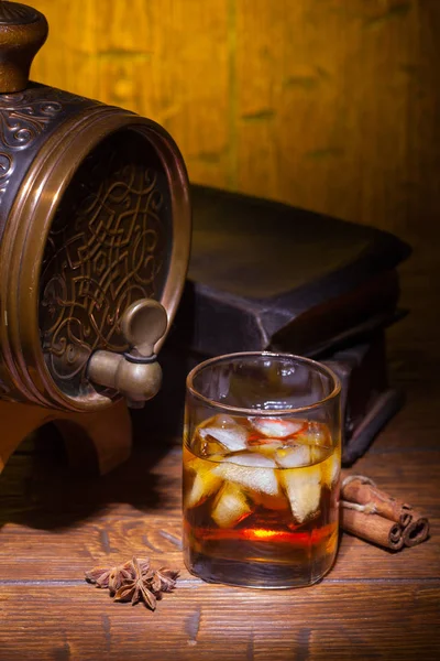 Glasögon av whiskey, spicery, böcker och små fat — Stockfoto