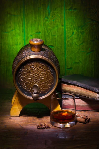 Bardak viski, baharatlar, kitaplar ve küçük varil — Stok fotoğraf