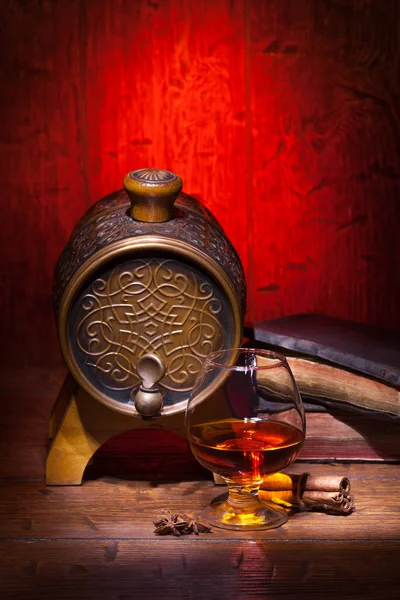 Glasses of whiskey, spicery, books and small barrel — Stock Photo, Image