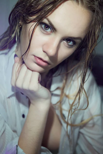 Krásná mladá dívka s mokrými vlasy — Stock fotografie