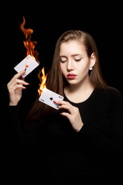 Kumar oynayan genç güzel kadın