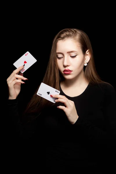 Junge schöne Frau spielt im Glücksspiel — Stockfoto