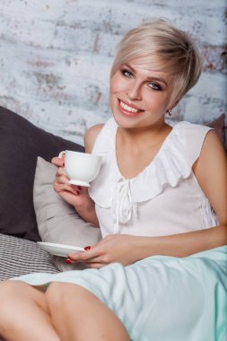 Yatakta uzanmış güzel bir kadın