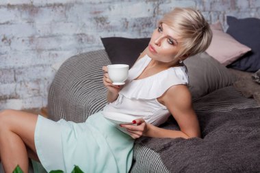 Yatakta uzanmış güzel bir kadın