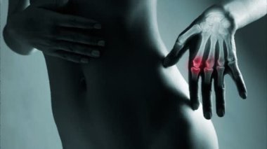 X-ışını ekran dalgalanma ve tıbbi ekipman veya pc tablet elektronik ekranlar için gürültü ile insan elinde. El kırmızı renk tarafından vurgulanır.