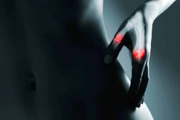 Menschliche Hand im Röntgenbild, auf grauem Hintergrund. — Stockfoto