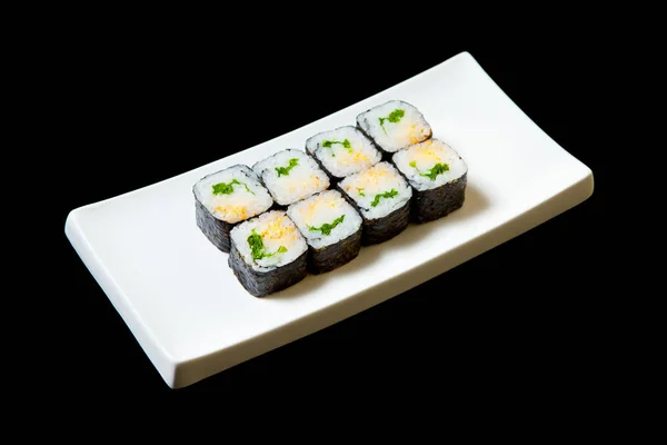 Traditionelle, frische japanische Sushi-Rollen auf schwarzem Hintergrund — Stockfoto