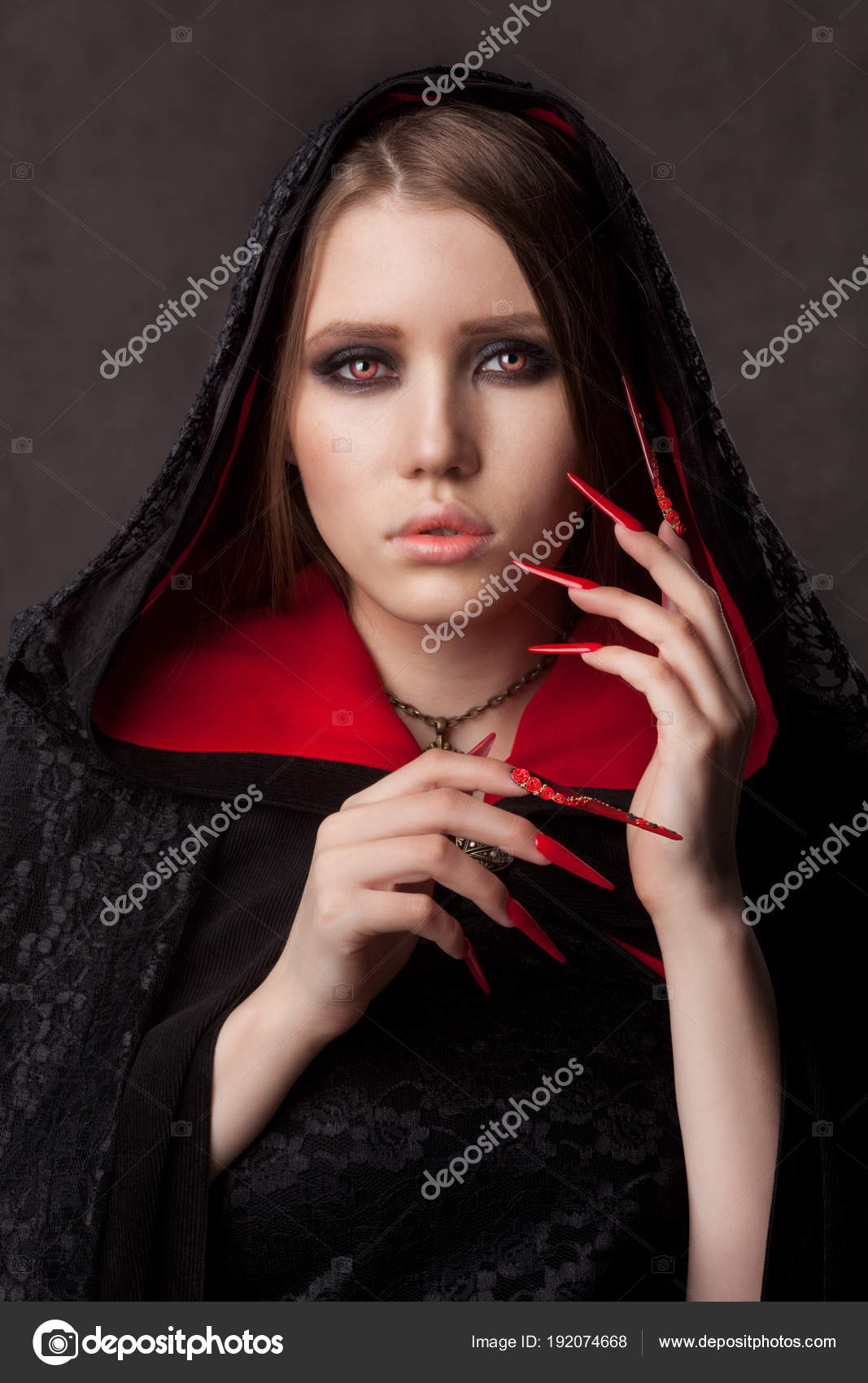 Uma Mulher Bonita Uma Vampira Halloween Beleza Maquiagem Jóias Uma fotos,  imagens de © Vovantarakan #424508182