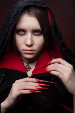Vintage tarzı gotik Cadılar Bayramı makyaj ile genç güzel vampir kadın portresi