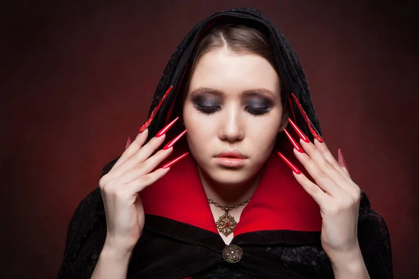 Portrait de style vintage de jeune belle femme vampire avec maquillage gothique Halloween — Photo