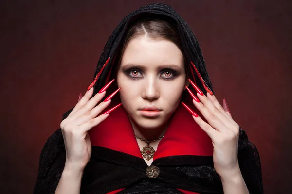빈티지 스타일 고딕 할로윈 메이크업 젊은 아름 다운 뱀파이어 여자의 초상화 — 스톡 사진