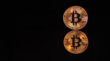 Altın bitcoin para rulo ve çevresinde dönen
