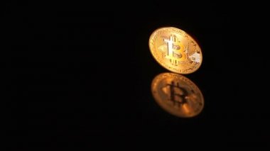 Altın bitcoin para rulo ve çevresinde dönen