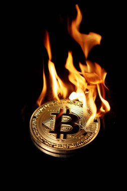 Siyah altın bitcoin izole yangında yanan