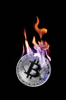 Siyah izole yangın gümüş bitcoin yanan