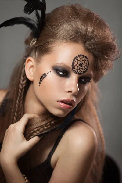Close-up portret van sjamanistische vrouw met kleurrijke make-up. — Stockfoto